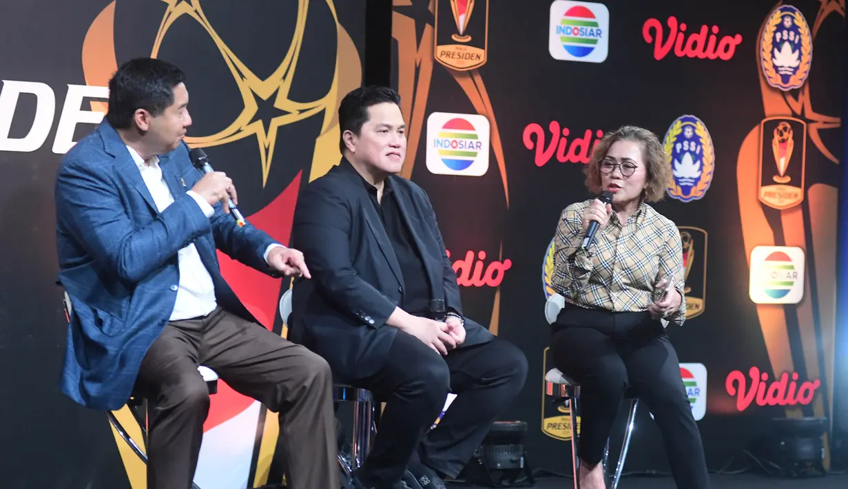 (dari kiri) Ketua Steering Committee (SC) Piala Presiden Maruarar Sirait, Ketua Umum PSSI Erick Thohir dan Direktur Emtek Media Harsiwi Achmad saat press conference Piala Presiden 2026 di Studio Lantai 8 SCTV Tower - Senayan City, Jakarta, Senin (06/07/2026). (Merdeka.com/ Arie Basuki)