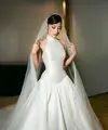 Berbeda dari gaun ceremony yang sarat detail lace dan siluet megah, kali ini Jennifer Coppen memilih tampilan yang lebih clean, sleek, dan sophisticated. Pilihan tersebut seolah menjadi refleksi gaya personal Jennifer yang dikenal elegan dengan sentuhan modern feminin. [@jennifercoppenreal20].