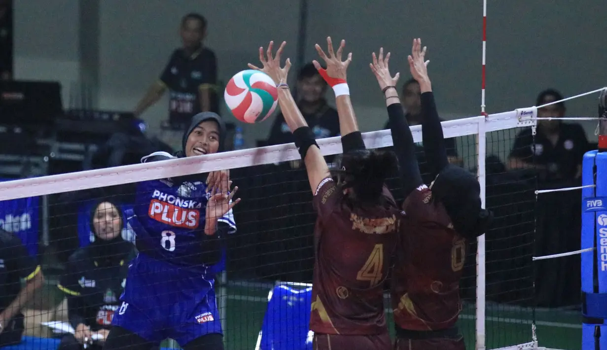 Pebola voli putri Petrokimia Gresik, Putri Nur Hidayanti (kiri) melepaskan spike yang berusaha diblok dua pemain Kharisma Premium Bandung, Yasmine Azizah (tengah) dan Aufania Rizkya Zalfa pada laga final kategori putri Kejuaraan Bolavoli Nusantara Cup 2024 di GOR UNY Yogyakarta, Sabtu (23/3/2024). Petrokimia Gresik menang 3-1 (17-25, 25-18, 25-15 dan 26-24) dan menjadi juara (Dok. PBVSI)