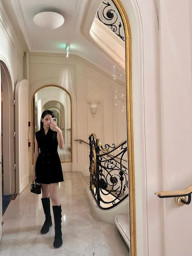 Pangling Lihat Penampilan Jisoo BLACKPINK dengan Gaya Boyish Gothic di Paris Fashion Week