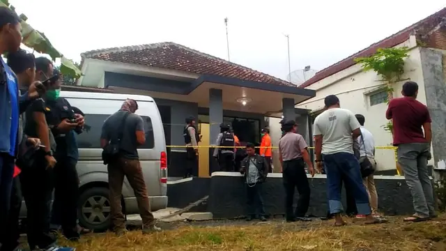 Penggeledahan rumah terduga teroris Sidik di Desa Pasir Wetan, Karanglewas, Banyumas. (Foto: Liputan6.com/Muhamad Ridlo)