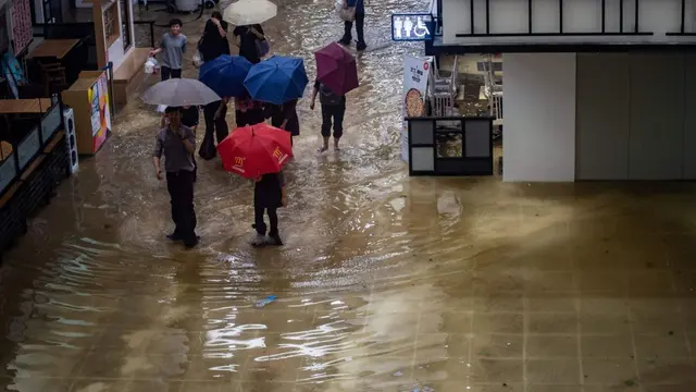 Banjir menggenangi beberapa kawasan di area tepi laut di Hong Kong (AFP)