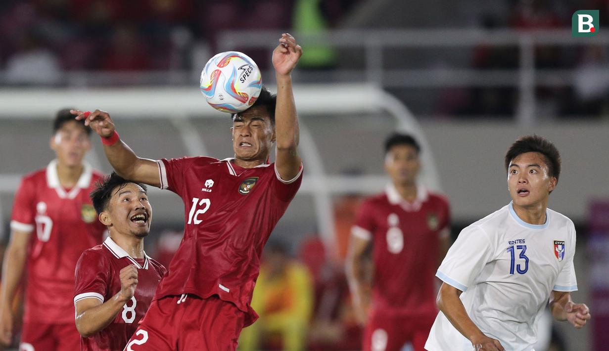 Pemain Timnas Indonesia U-23, Pratama Arhan Alif (tengah), hampir bertabrakan dengan Witan Sulaeman saat mendapatkan bola di depan gawang Chinese Taipei U-23 dalam pertandingan Grup K Kualifikasi Piala Asia U-23 2024 di Stadion Manahan, Solo, Sabtu (9/9/2023). (Bola.com/Arief Bagus Prasetiyo)