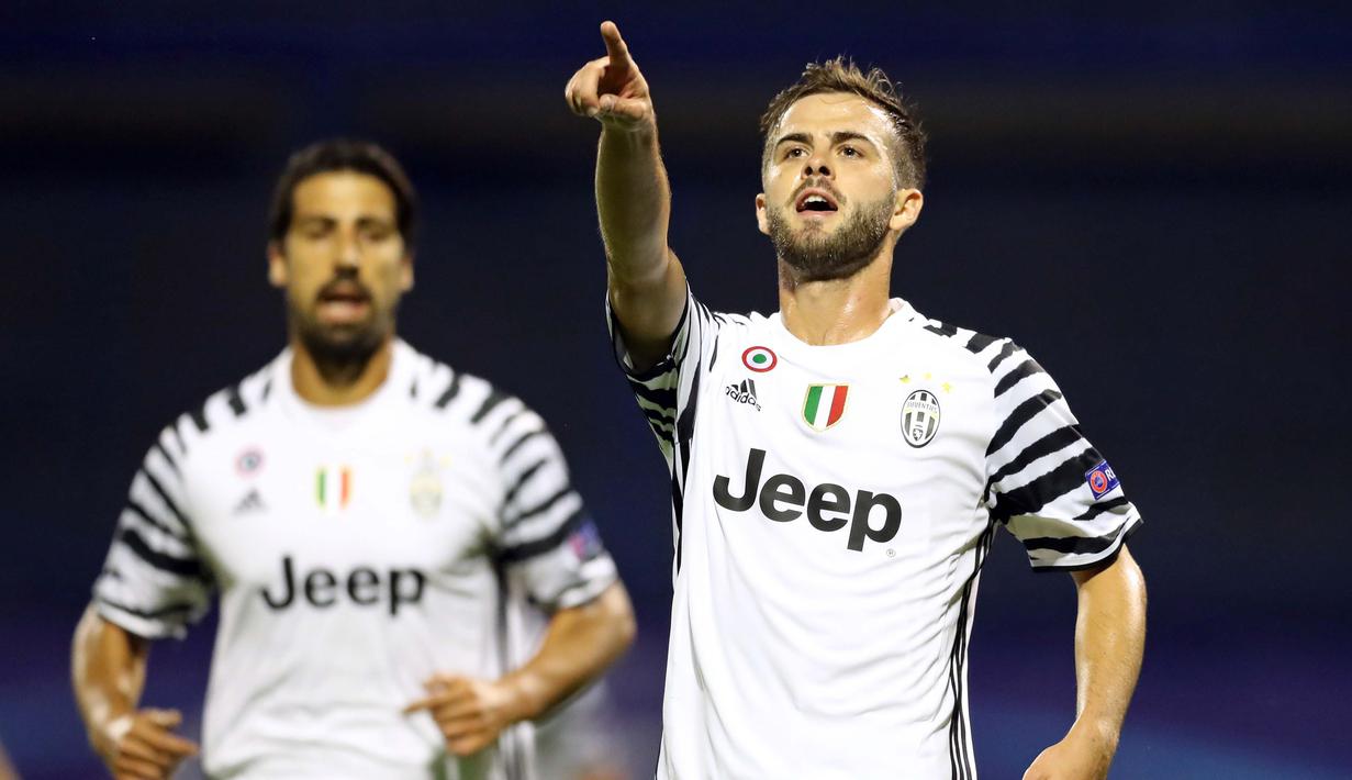 Penyerang Juventus asal Bosnia, Miralem Pjanic menyumbangkan satu gol saat Juventus mengalahkan Dinamo Zagreb pada grup H liga Champions di Maksimir Stadium, Zagreb, Rabu (28/9/2016) dini hari WIB.  (AFP/STRINGER)