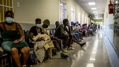 Orang-orang antre untuk divaksinasi COVID-19 di Rumah Sakit Lenasia South, dekat Johannesburg, Rabu (1/12/2021). Dokter Afrika Selatan mengatakan peningkatan pesat dalam kasus COVID-19 yang dikaitkan dengan varian baru omicron tampaknya hanya menyebabkan gejala ringan. (AP Photo/ Shiraaz Mohamed)