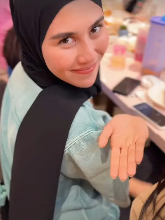 Syahnaz masih konsisten kenakan hijab serta kemeja denim dengan inner dan celana hitam. [@mrsayudewi]