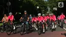 Gubernur DKI Jakarta Anies Baswedan saat bersepeda di Jakarta, Jumat (3/6/2022). Dalam rangka hari bersepeda dunia dan mendukung perhelatan G20 Pemprov DKI dan United Bike berharap bersepeda dapat mendorong masyarakat untuk menjadikan sepeda sebagai alternatif alat transportasi yang lebih banyak digunakan ke depannya. (Liputan6.com/Angga Yuniar)