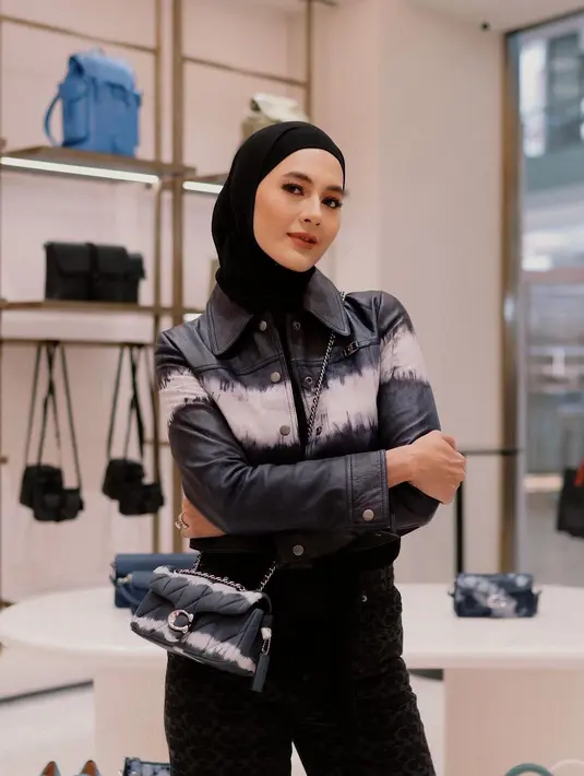 <p>Tampilan edgy Paula dalam balutan hijab. Ia memadukan leather jacket hitam-putihnya dengan atasan, bawahan, dan hijab warna hitam senada. Penampilannya makin chic dengan tabby bag Coach dan sepatu boots. [@paula_verhoeven].</p>
