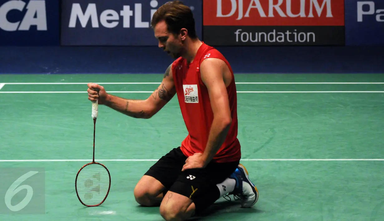 Tunggal putra Denmark, Jan O Jorgensen tertunduk saat melawan Lee Chong Wei (Malaysia) di final BCA Indonesia Open 2016, Jakarta, Minggu (5/6/2016). Jan O Jorgensen kalah 21-17, 19-21, 17-21. (Liputan6.com/Helmi Fithriansyah)