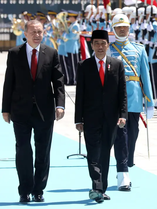 Presiden Joko Widodo (Jokowi) bersama Presiden Turki Recep Tayyip Erdogan melakukan pemeriksaan pasukan kehormatan pada upacara kenegaraan di Kompleks Kepresidenan Turki, Ankara, Kamis (6/7). Ini kunjungan pertama kalinya Jokowi ke Turki (ADEM ALTAN/AFP)