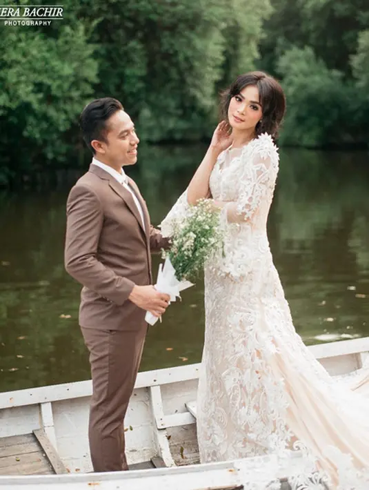 "Memang karena kita pakai adat istiadat dan mengikuti acaranya, jadi siramannya pakai air tujuh suci," kata Sheza Idris yang akan dipersunting Surya Irawan pada 12 Agustus mendatang. (Instagram/shezaidris)