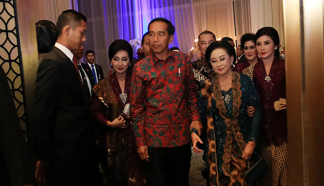 Presiden Joko Widodo hadir dalam syukuran ulang tahun Mooryati Soedibyo yang digelar di grand ballroom Four Seasons Hotel, Jakarta, Jumat malam (5/1/2018). (Deki Prayoga/Bintang.com)