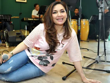 Nia Daniati tampil cantik saat latihan konser Gelas-Gelas Kaca of Nia di bilangan Tebet, Jakarta Selatan, Selasa (1/4/2015). Nia mengaku hubungannya dengan Olga Syahputra baik-baik saja. (Liputan6.com/Panji Diksana)