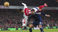 Pemain Arsenal, Gabriel Martinelli (atas) berduel udara dengan pemain Manchester United, Bruno Fernandes pada laga lanjutan Liga Inggris 2024/2025 di Emirates Stadium, London, Inggris, Kamis (05/12/2024) WIB. (AP Photo/Kirsty Wigglesworth)