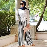 Tidak ribet, pilihan outfit bermotif stripes ini buat tampilan pengguna hijab kelihatan fresh.