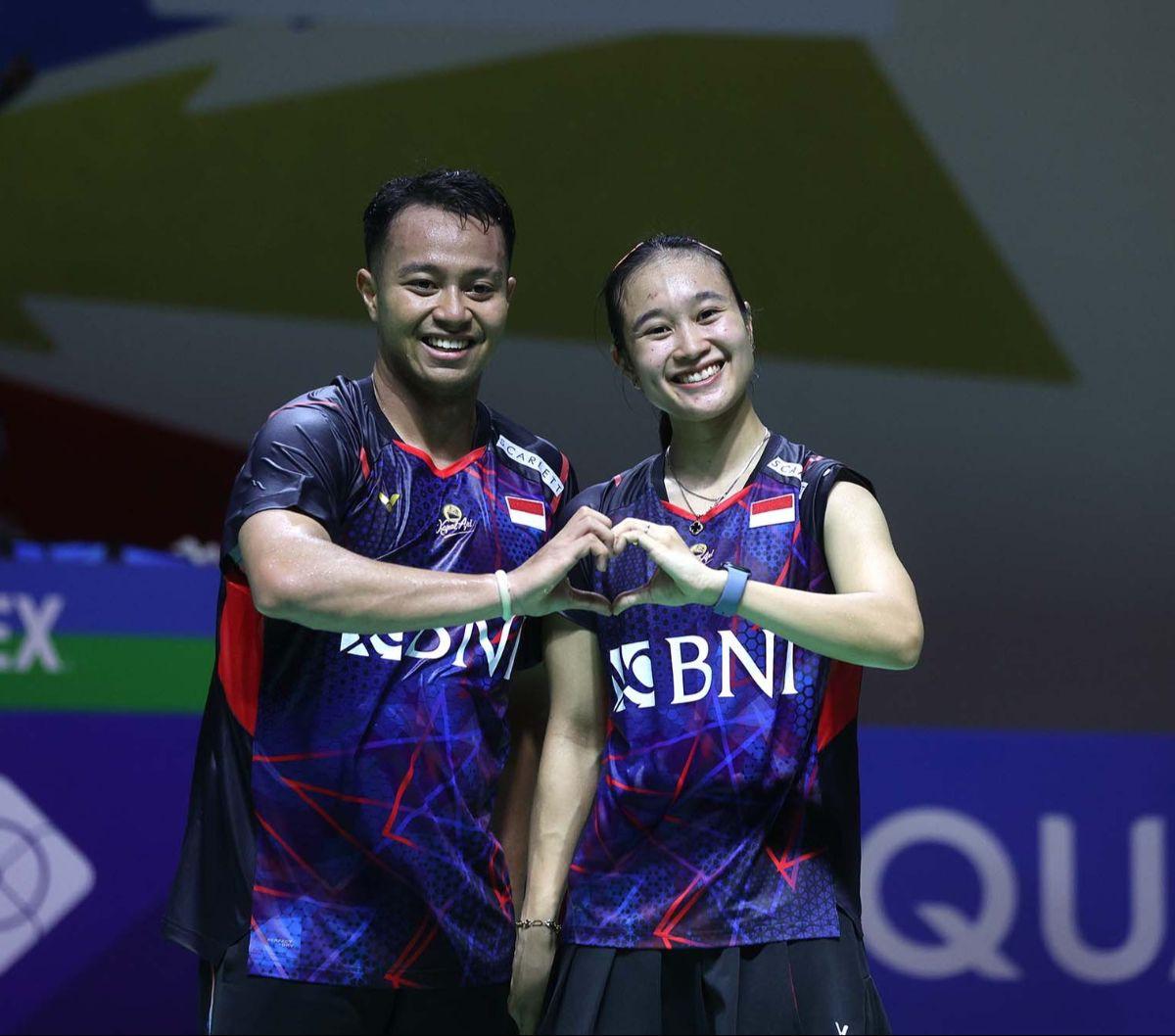 Senyum manis terpancar di wajah pasangan ganda campuran Indonesia, Rehan Naufal Kusharjanto/Lisa Ayu Kusumawati seusai bertanding dalam babak 16 besar Indonesia Masters 2024 di Istora Gelora Bung Karno, Senayan, Jakarta, Kamis (25/1/2024). Foto: Bola.com/
