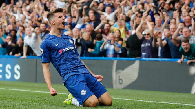 Pemain Chelsea Mount Mason melakukan selebrasi setelah mencetak gol ke gawang Leicester City dalam pertandingan Liga Inggris di Stadion Stamford Bridge, London, Minggu (18/8/2019). Pertandingan berakhir imbang 1-1. (AP Photo/Frank Augstein)