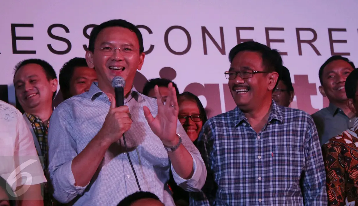 Basuki Tjahaja Purnama (Ahok) memberikan komentar saat konferensi pers terkait hasil hitung cepat Pilkada DKI 2017, Jakarta, Rabu (14/4). Ahok memberikan ucapan selamat kepada Anies-Sandi yang menang versi hasil hitung cepat. (Liputan6.com/Angga Yuniar)