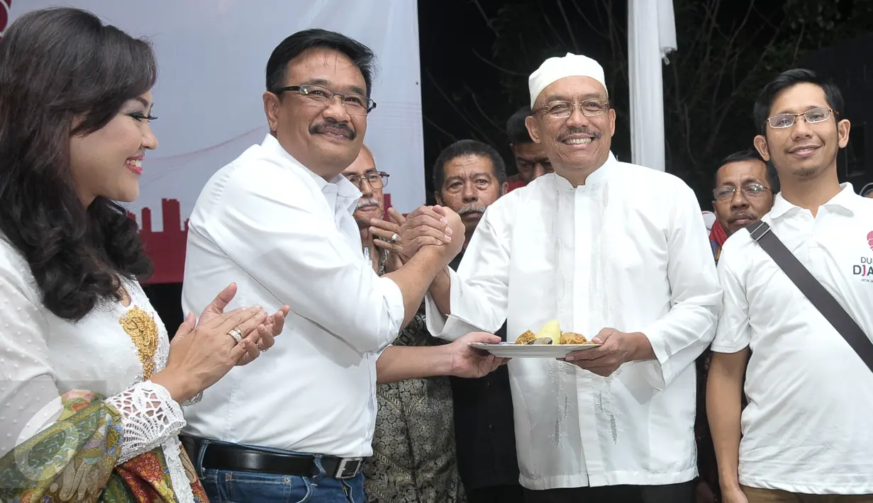 Calon Wakil Gubernur DKI Jakarta, Djarot Saiful Hidayat memberikan potongan tumpeng kepada salah satu relawan saat Deklarasi Relawan Dulure Djarot di Jakarta, Rabu (5/10). (Liputan6.com/Yoppy Renato)
