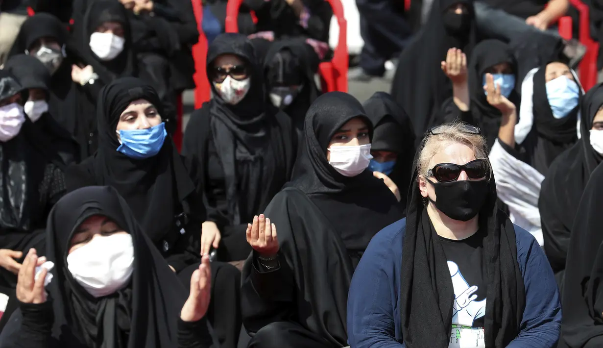 Sejumlah wanita Syiah mengenakan masker saat memperingati Hari Asyura di Teheran, Iran, Minggu (30/8/2020). Ritual untuk memperingati wafatnya Imam Hussein tersebut digelar dengan menerapkan jarak sosial dan mewajibkan penggunaan masker. (AP Photo/Ebrahim Noroozi)