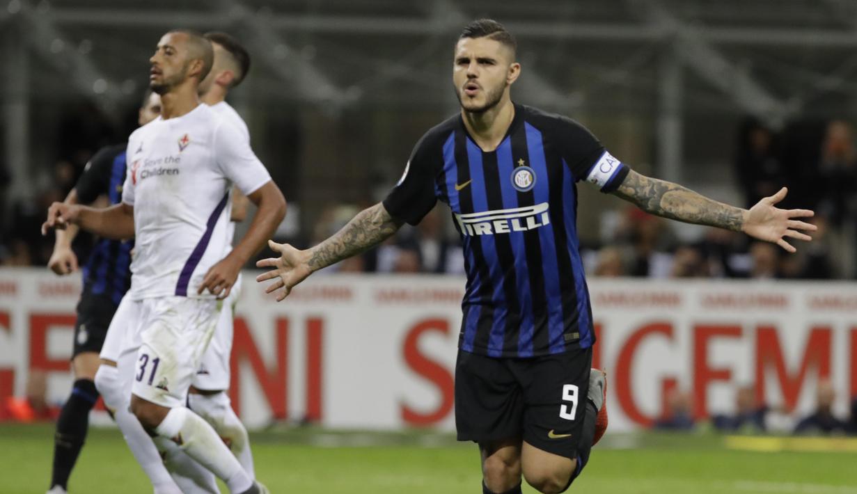 Striker Inter Milan, Mauro Icardi, melakukan selebrasi usai membobol gawang Fiorentina pada laga Serie A Italia di Stadion Giuseppe Meazza, Rabu (26/9/2018). Inter Milan menang 2-1 atas Fiorentina. (AP/Luca Bruno)