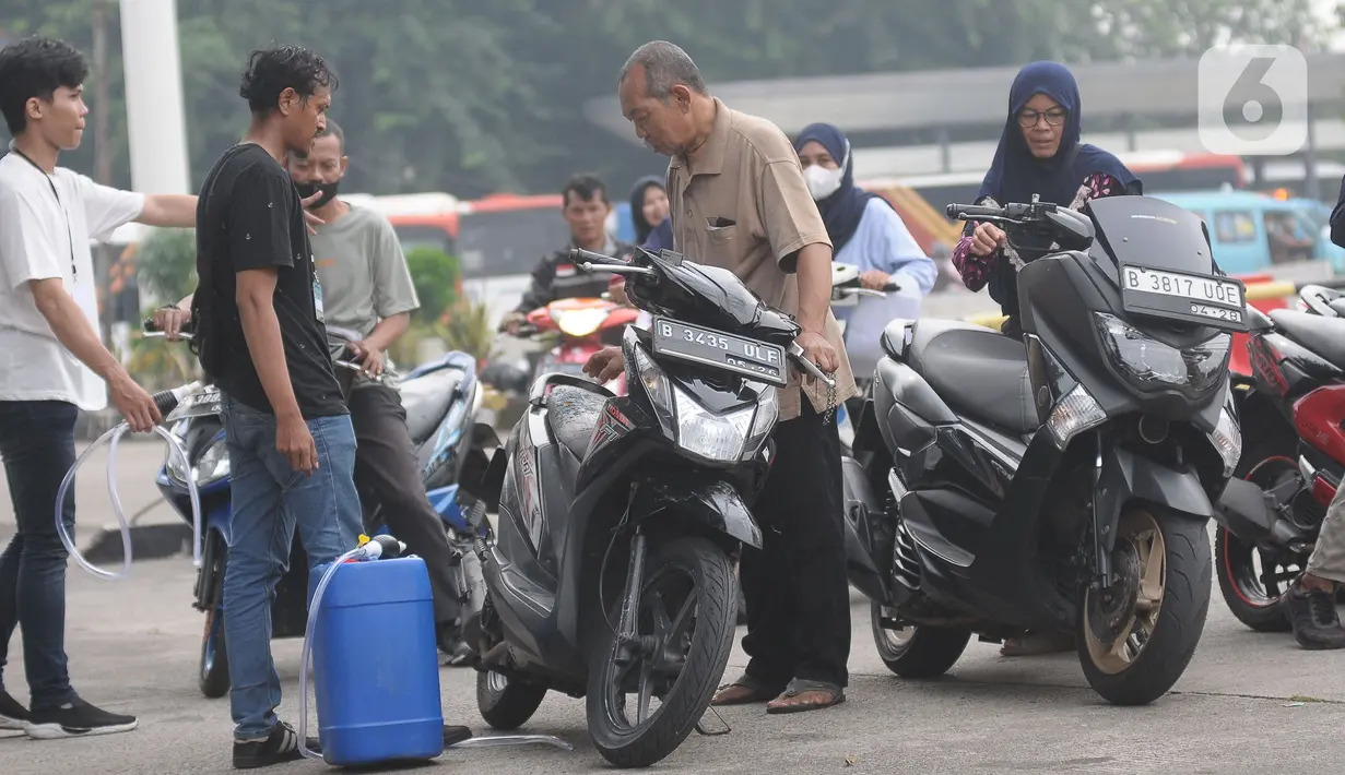 Sebelum diangkut tangki bahan bakar sepeda motor harus dikosongkan. (merdeka.com/Imam Buhori)