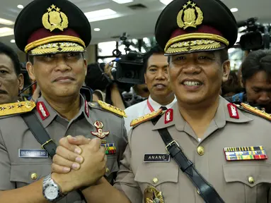 Komjen Pol Budi Waseso (kiri) berjabat tangan dengan Komjen Pol Anang Iskandar usai upacara serah-terima jabatan di Aula Rupatama Mabes Polri, Jakarta, Senin (7/9). Anang resmi menjabat Kabareskrim menggantikan Budi Waseso. (Liputan6.com/Faizal Fanani)