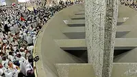 Ribuan jemaah haji melempar jumroh aqobah yang merupakan salah satu syarat yang wajib dilakukan pada ibadah haji di Jumarat, Mekkah, Arab Saudi.(Antar)