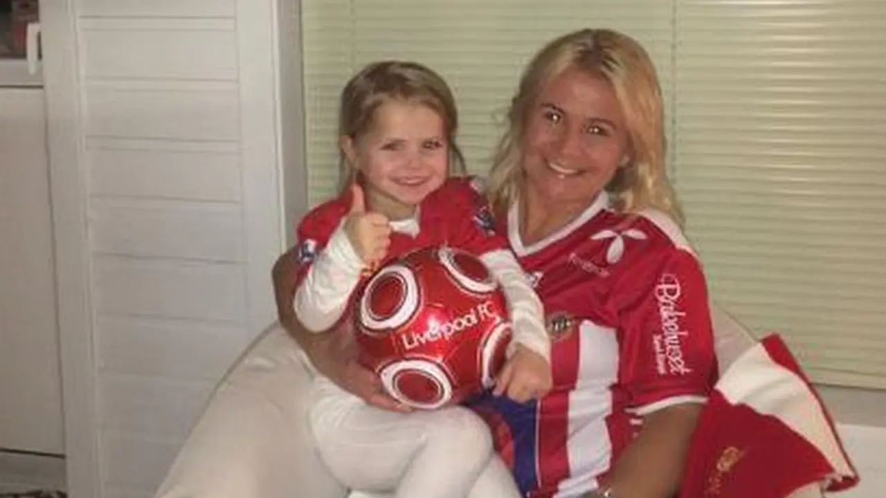 Eirin dan suaminya yang berasal dari Norwegia memberikan nama putri mereka YNWA