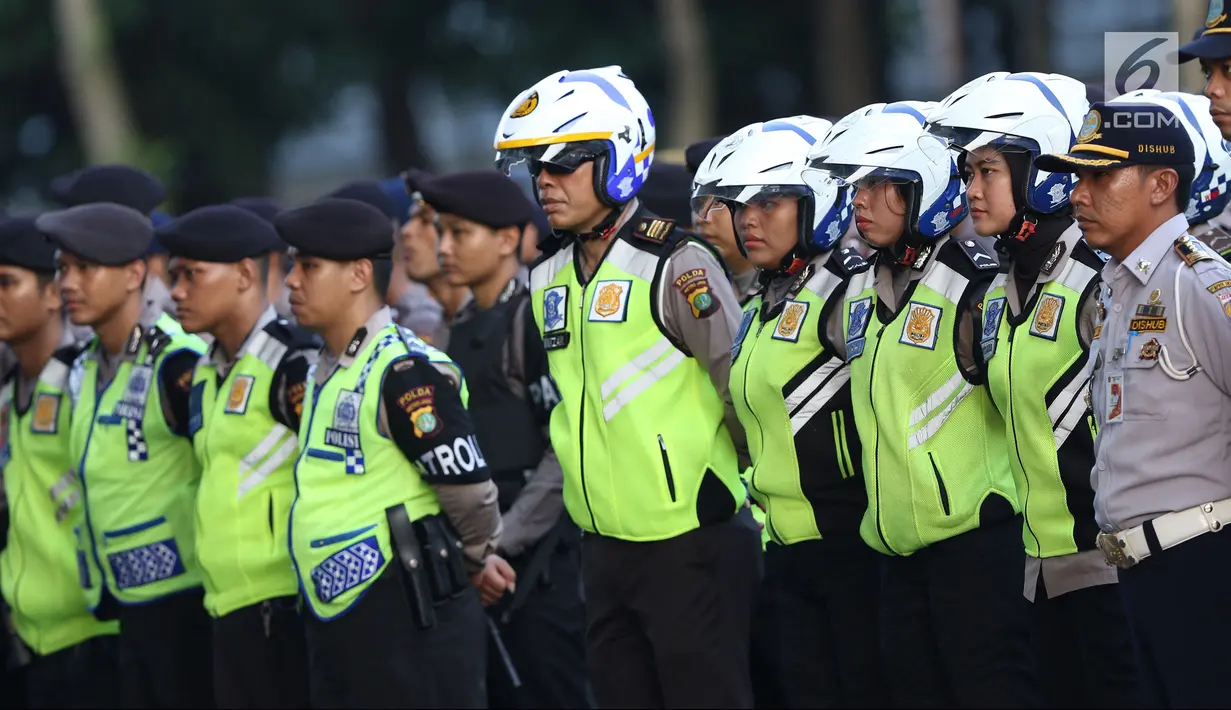 Anggota Polri saat mengikuti apel kesiapan pelaksanaan Asian Games 2018 di lingkar luar Stadion Utama GBK, Jakarta, Senin (4/6). Apel dipimpin Sekjen INASGOC, Eris Herryanto dan diikuti semua unsur terkait. (Liputan6.com/Helmi Fithriansyah