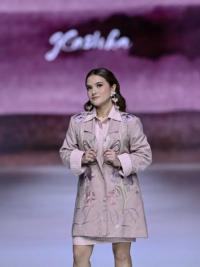 Potret Marsha Aruan Tampil Ultra Feminin dan Powerful dengan Blazer Bertabur Bunga di Runway JFW 2026