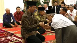 Presiden Joko Widodo bersalaman dengan Ketua MUI Maruf Amin di Istana Bogor, Senin (29/5). Usai menjalankan rapat kabinet paripurna Presiden dan Wapres melakukan buka puasa bersma. (Liputan6.com/Angga Yuniar)