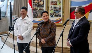 Menpora RI, Erick Thohir, Ketua Komite Olimpiade Indonesia (KOI), Raja Sapta Oktohari, dan Duta Besar Indonesia untuk Malaysia, Mohammad Iman Hascarya Kusumo memberikan keterangan setelah melakukan pertemuan membahas SEA Games 2027 di Kantor Kemenpora RI, Senayan, Jakarta Pusat, Jumat (20/02/2026). (Bola.com/Nur Iman Ali)