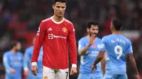 Ekspresi bintang Manchester United, Cristiano Ronaldo, pada laga Premier League 2021/2022 melawan Manchester City di Old Trafford, Sabtu (6/11/2021). (AFP/Oli Scarff)