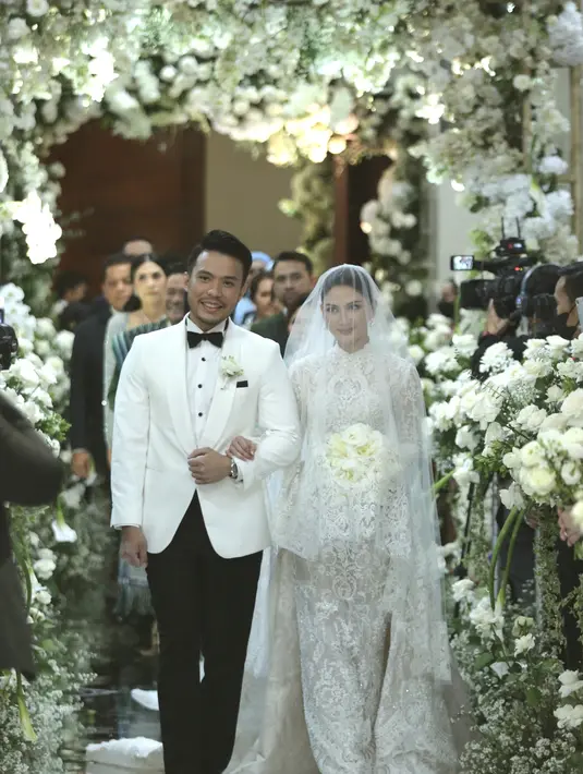 <p>Sebelum menuju altar, rombongan pengantin diawali dengan para bridesmaid dan groomsmen. [Fimela.com/Daniel Kampua]</p>