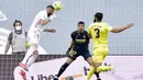 Striker Real Madrid, Karim Benzema, mencetak gol ke gawang Villarreal pada laga Liga Spanyol di Stadion Alfredo di Stefano, Sabtu (22/5/2021). Real Madrid menang dengan skor 2-1. (AP/Pablo Morano)