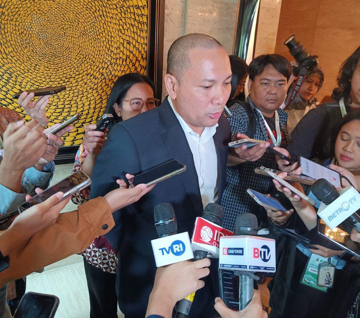 "Kondisinya pak Luhut terus recovering (pulih), going well (berjalan baik). Saya kebetulan mau terbang nih jenguk," ujar Rachmat kepada awak media di Hotel Kempinski, Jakarta Pusat, Jumat (10/11).
