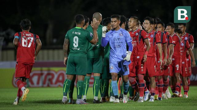 Foto: Gagalkan Penalti di Penghujung Laga, Ernando Ari Pastikan Persebaya Bungkam Arema FC di BRI Liga 1