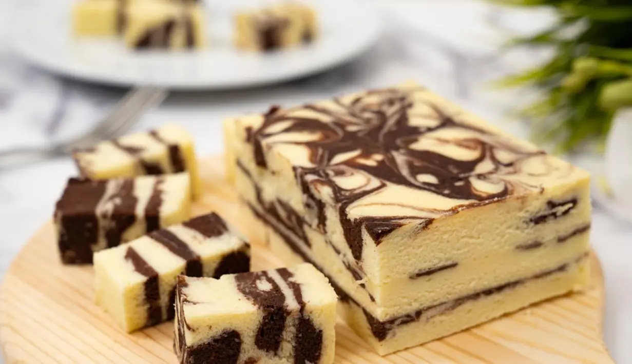 Bolu kukus pisang cokelat keju ini selalu jadi yang paling favorit untuk dijadikan teman minum kopi. Aroma pisang yang berpadu dengan cokelat dan keju sungguh pas disandingkan dengan aroma secangkir kopi hangat./Copyright shutterstock.com/id/g/kenishirotie