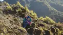 Mendaki gunung memang menjadi salah satu olahraga yang cukup menantang. Belakangan sejak pandemi Covid-19, banyak selebriti menyukai olahraga ini dan mulai menikmati serunya mendaki gunung yang berada di Pulau Jawa hingga Bali. (Liputan6.com/IG/@nadyaarina)