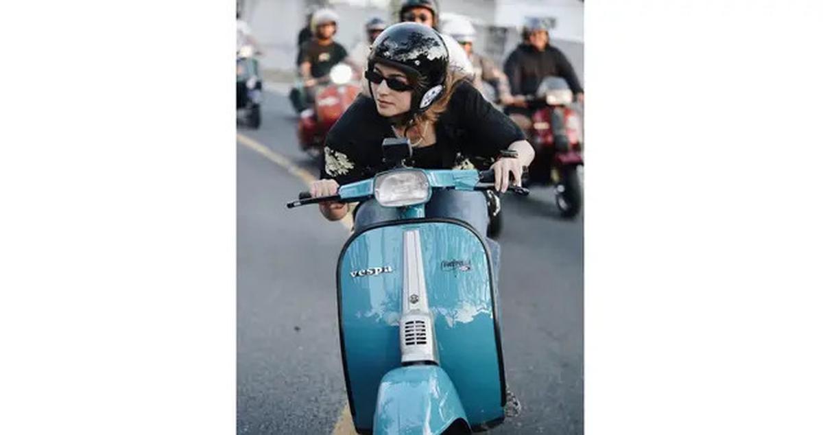 10 Potret Sintya Marisca Kendarai Vespa, Gayanya Curi Perhatian