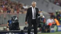 Pelatih Bayern Munchen, Carlo Ancelotti terus memberikan semangat kepada pasukan Die Roten saat melawan FK Rostov pada laga grup D Liga Champions di Allianz Arena, Munich, Jerman, (14/9/2016) dini hari WIB. (AP Photo/Matthias Schrader)