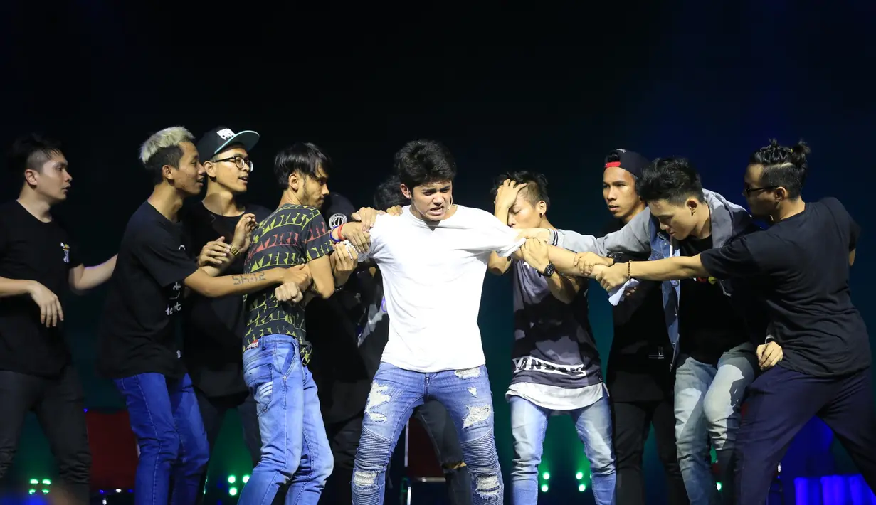 Demi mendapatkan cinta dari Prilly Latuconsina, Teuku Rasya harus bersaing dengan Aliando Syarief. Drama musikal bertajuk Final Love itu akan ditayangkan langsung pada malam puncak HUT SCTV pada 24 Agustus mendatang. (Adrian Putra/Bintang.com)