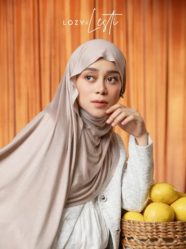 Potret 6 Artis Pakai Jilbab Meleyot, Tren Hijab yang Populer di Tahun 2025