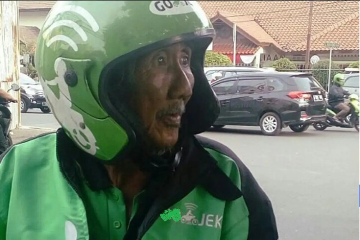 Foto Kakek Jadi Driver Ojek Online Ini Hebohkan Dunia Maya