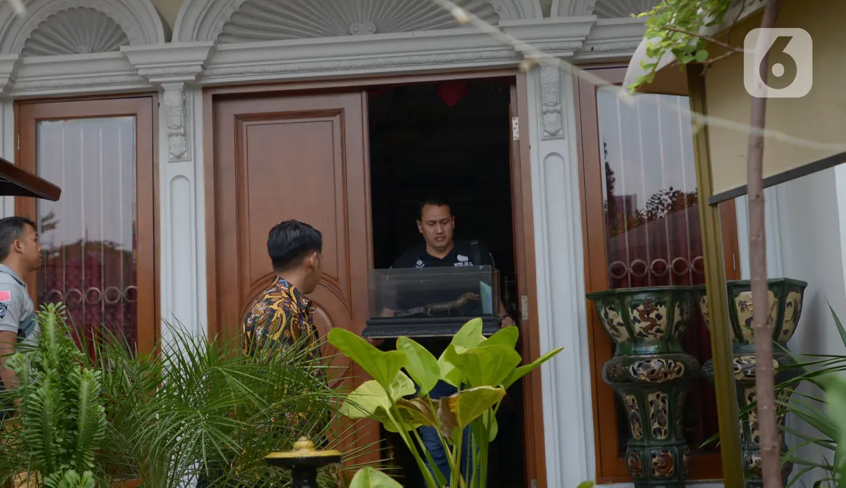 Petugas menyita hewan yang diawetkan (offset) saat penggeledahan terhadap rumah tersangka penodongan pelajar SMA menggunakan senjata api, Abdul Malik di kawasan Kemang, Kamis (26/12/2019). Offset hewan-hewan itu kemudian disita polisi untuk penyelidikan lebih lanjut.(merdeka.com/Imam Buhori)