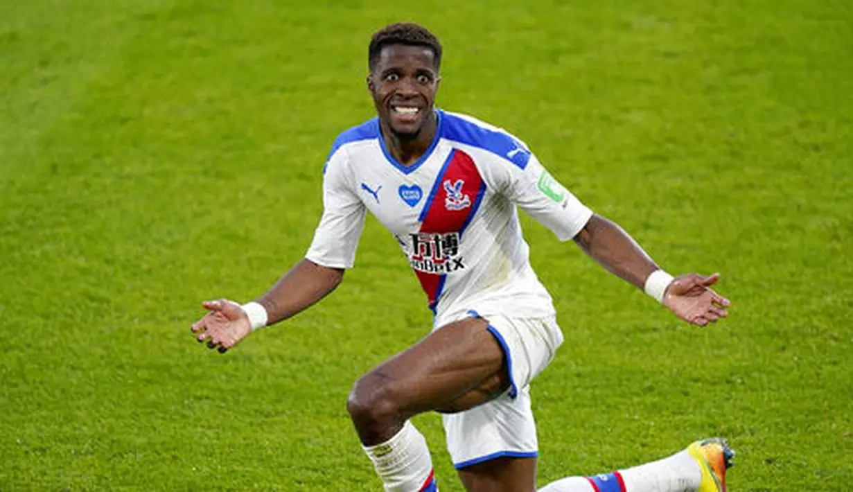 4. Wilfried Zaha  (Crystal Palace) - Zaha telah mengemas tiga gol sejauh ini. Dua diantara tiga gol nya disarangkan ke gawang mantan klub nya Manchester United pada pekan lalu. (AP Photo/Will Oliver,Pool)