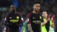 Gelandang Manchester City, Raheem Sterling, tampak kecewa usai takluk dari Everton. Kekalahan ini membuat City turun ke posisi lima klasemen Liga Inggris, sementara Everton masih tertahan di urutan ketujuh. (AFP/Paul Ellis)