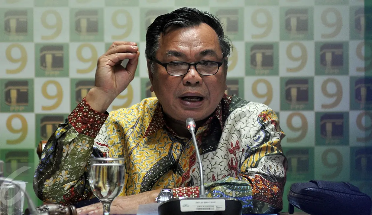 Ketua Fraksi PPP Hasrul Azwar memberikan keterangan atas kabar ditangkapnya politikus PPP Ivan Haz terkait narkoba, di Jakarta, Selasa (23/2). Ivan Haz sebelumnya sudah ditetapkan sebagai tersangka kasus penganiayaan PRT. (Liputan6.com/Johan Tallo)