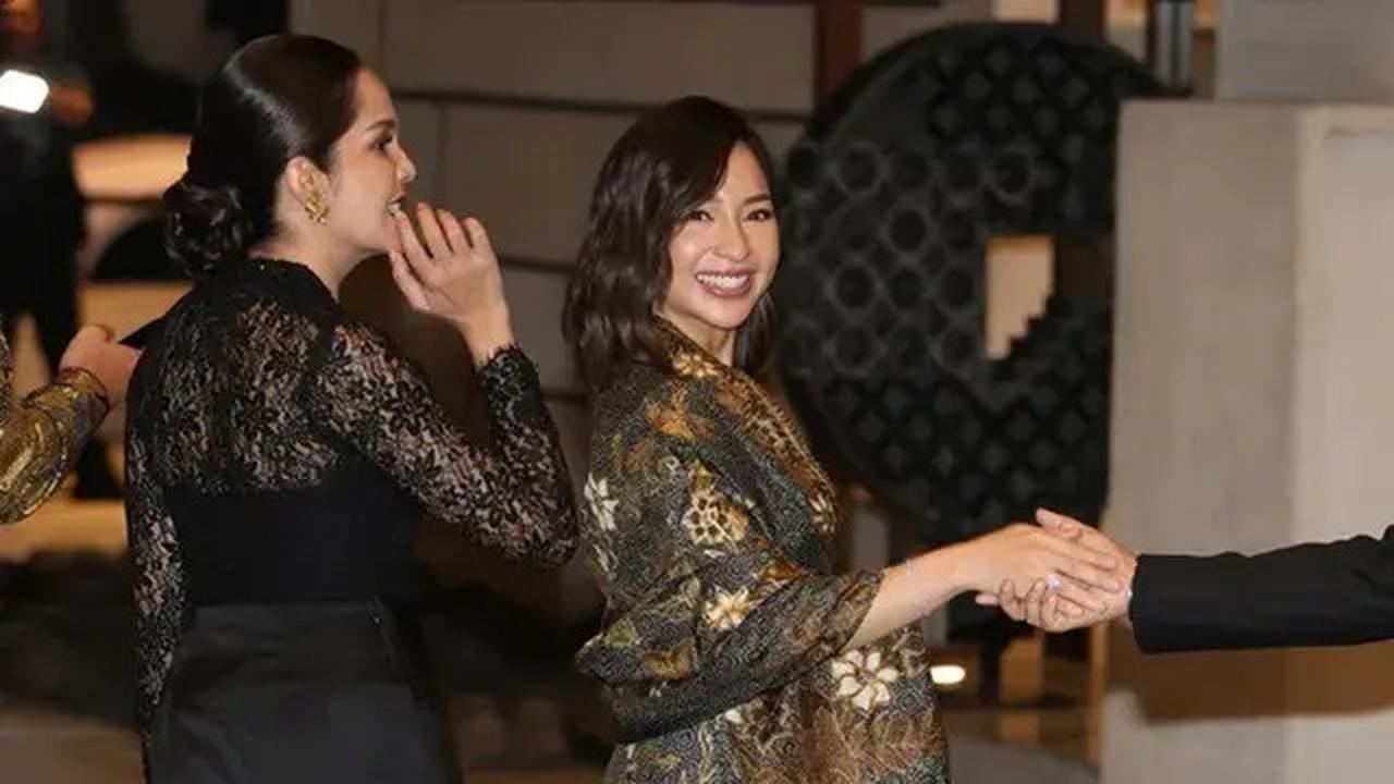 Foto Dress Batik Nikita Willy, Gaya Mewah dan Eksklusif di Resepsi Luna Maya